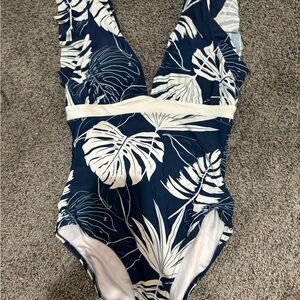 Navy and White Cupshe size small; new with tags